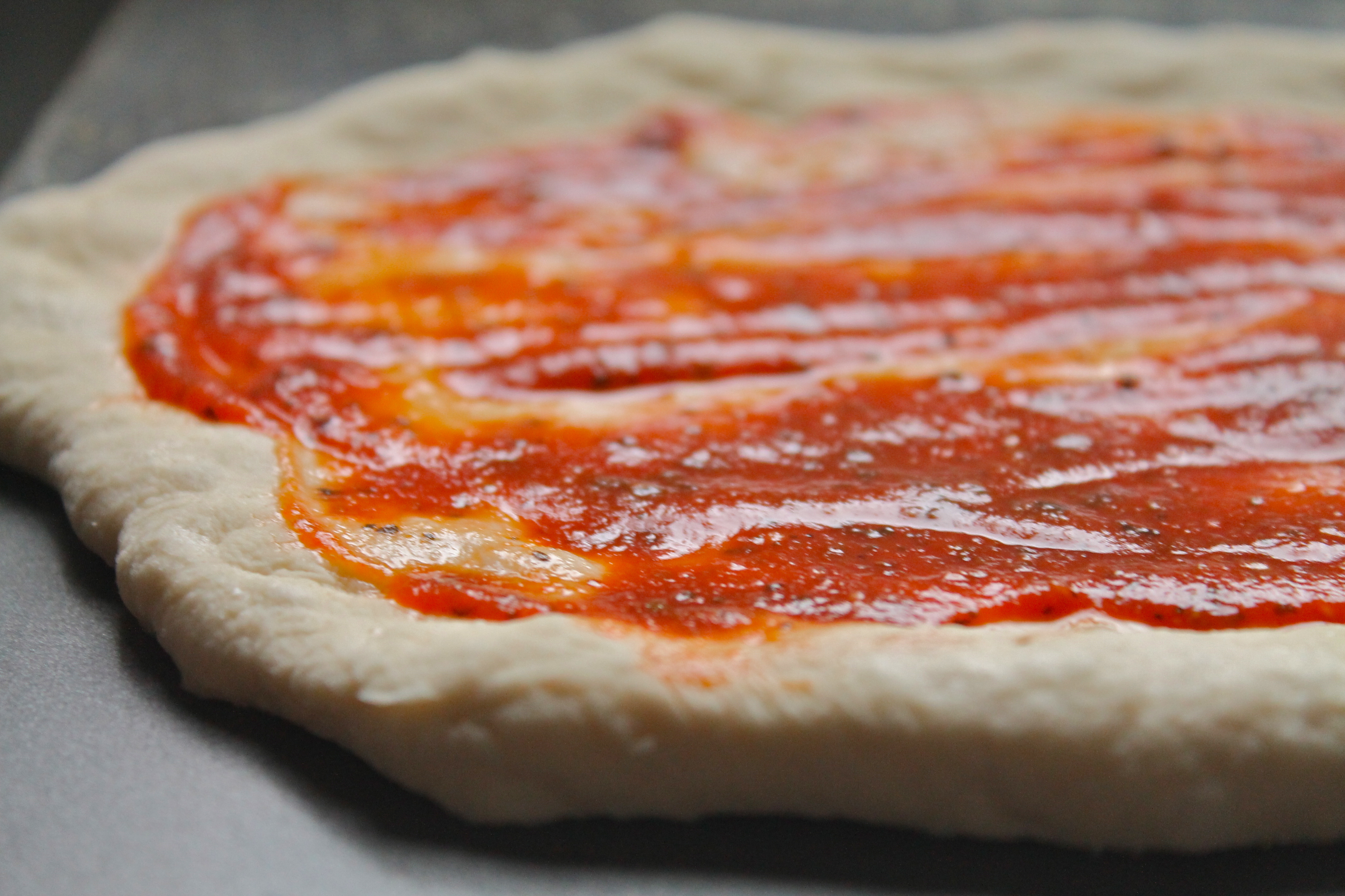 На каком тесте пицца лучше. Тесто для пиццы. Тесто для пиццы с соусом. Сырое тесто в пицце. Основа для пиццы.