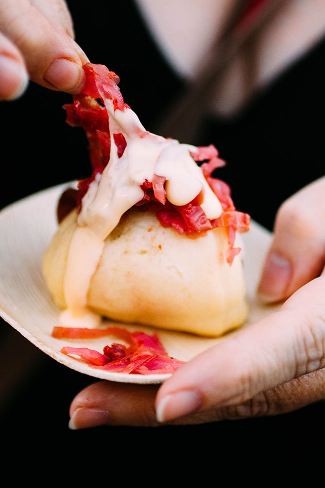 Steamed bun topped with pickled onion.